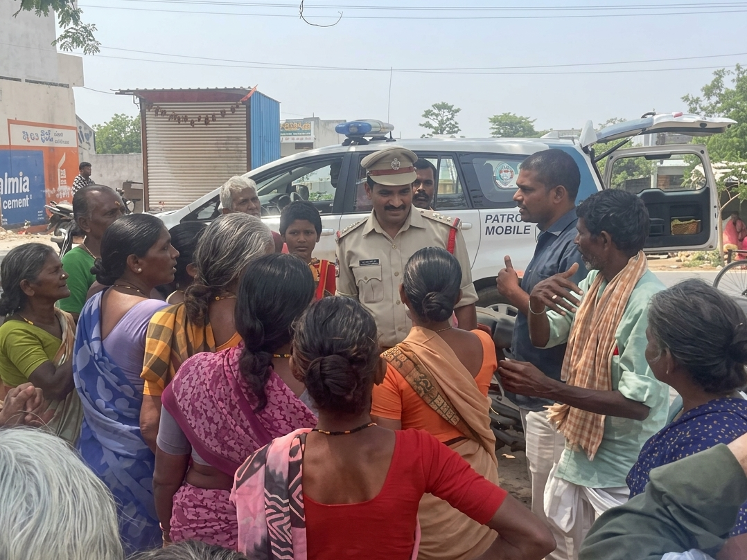 పింఛన్ల కోసం ధన్వాడలో రాస్తారోకో