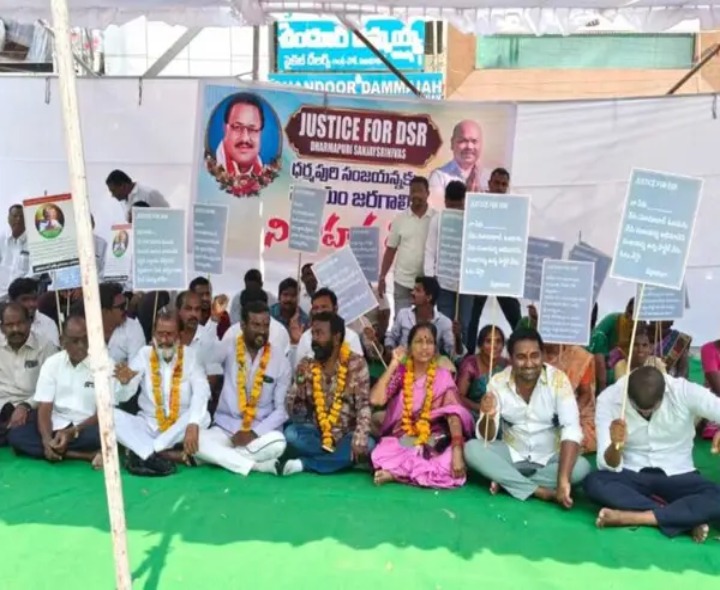 ధర్మపురి సంజయ్​కి పదవి ఇవ్వాలని నిరాహార దీక్ష