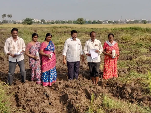 పురుగుమందు డబ్బాలతో రైతుల ఆందోళన