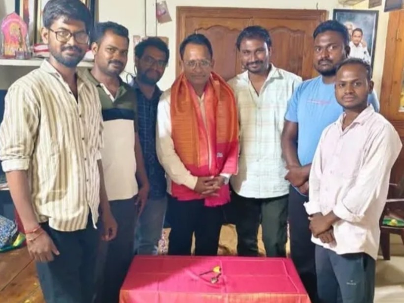 గ్రంథాలయ ఛైర్మన్‌కు నిరుద్యోగుల వినతి