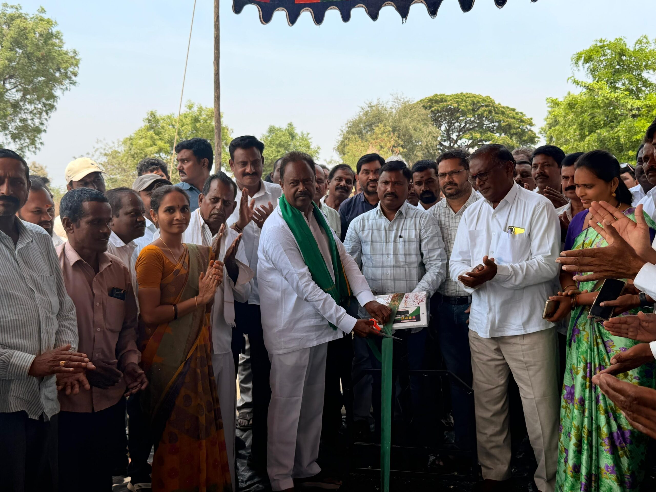 కొనుగోళు కేంద్రాలను ప్రారంభించిన ఎమ్మెల్యే