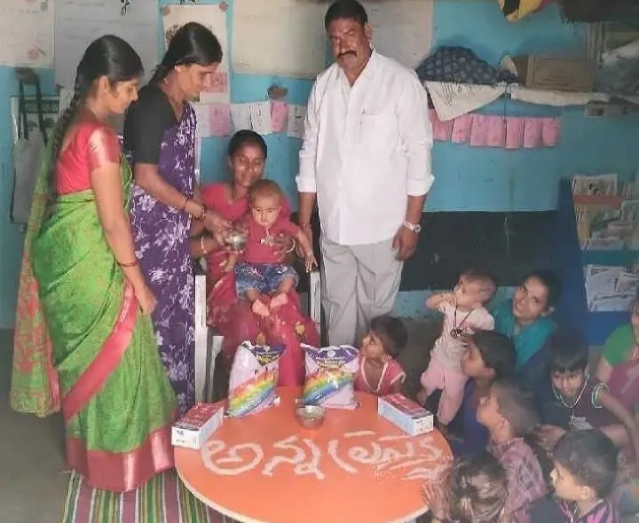 అంగన్వాడీలో చిన్నారులకు అన్నప్రాసన కార్యక్రమం
