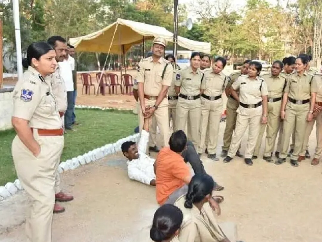 పోలీసు కవాతును పరిశీలించిన ఎస్పీ