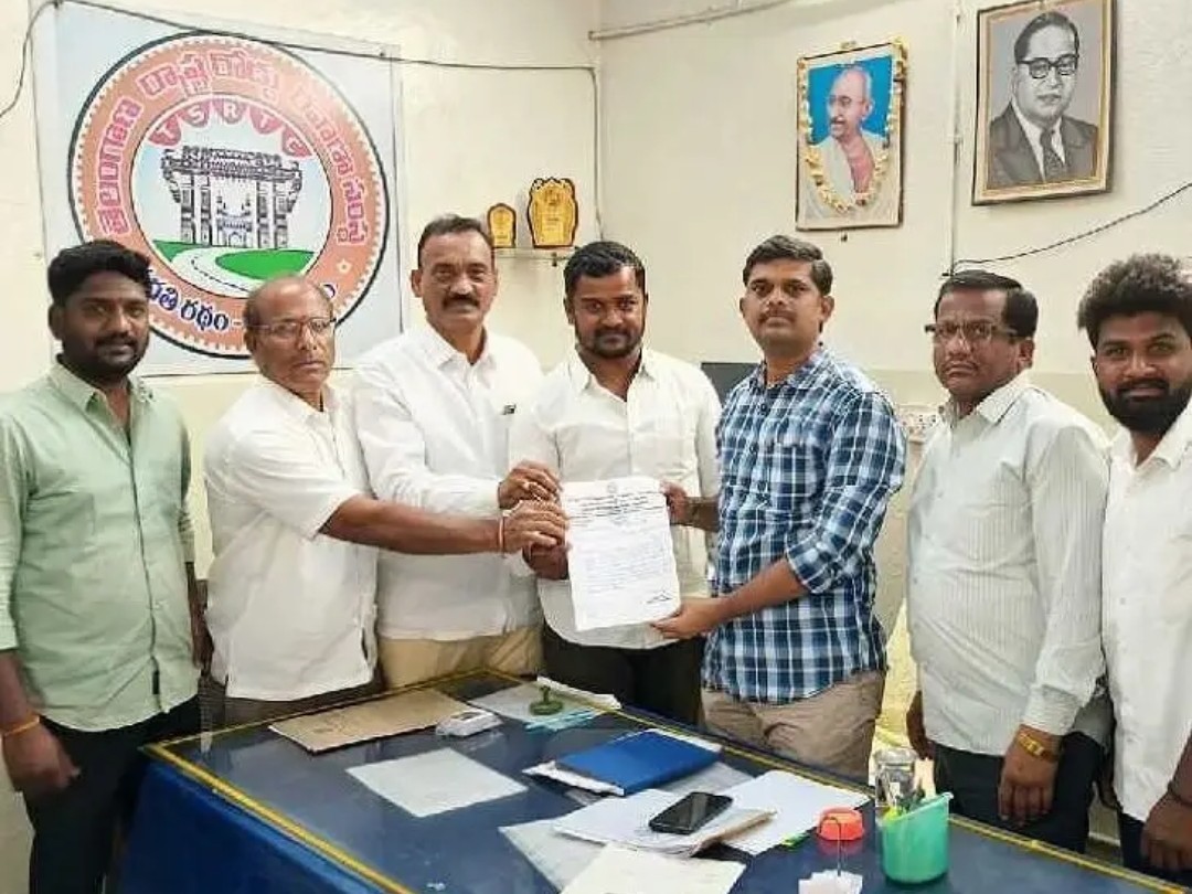 ఆర్టీసీ బస్సు ఆపాలని వినతి పత్రం అందజేత