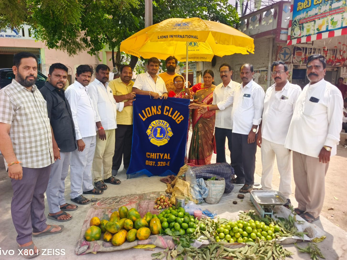 వీధి వ్యాపారులకు గొడుగుల పంపిణీ