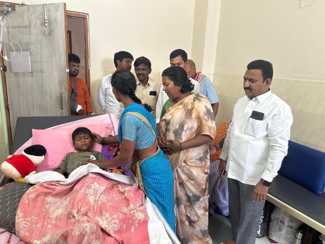 మేడారంలో గాయపడిన బాలుడికి పరామర్శ