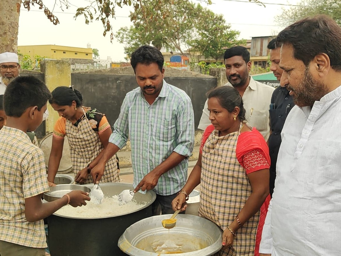 మధ్యాహ్న భోజనం తనిఖీ చేసిన ఎమ్మెల్యే