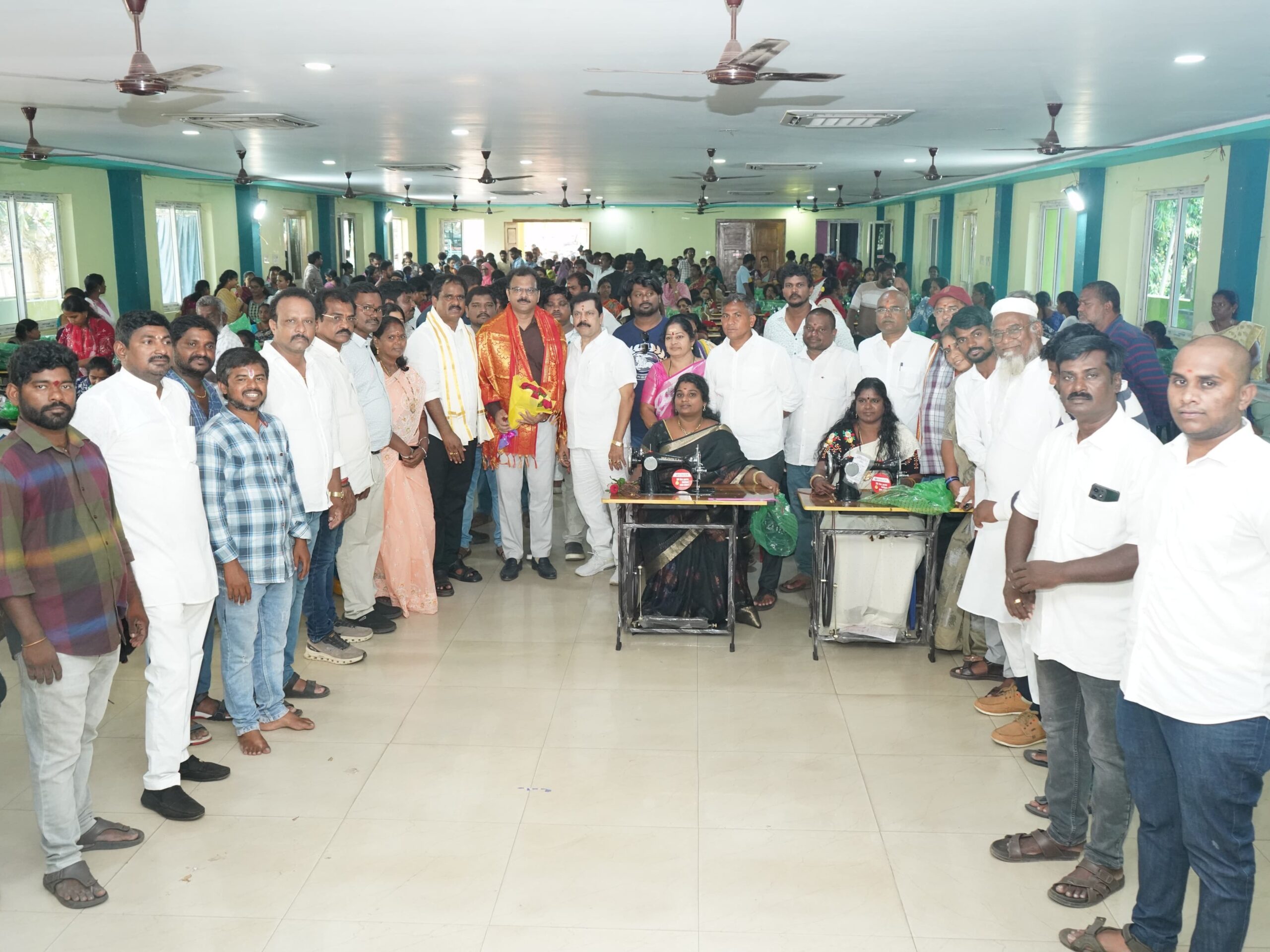 మహిళలకు కుట్టు మిషన్ల పంపిణీ