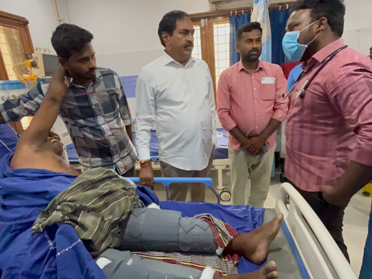 గాయపడిన వ్యక్తిని పరామర్శించిన మాజీ మంత్రి