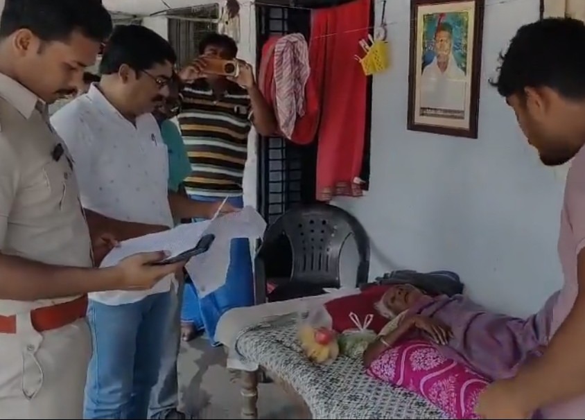 వృద్ధురాలి దయనీయ స్థితి.. అధికారుల జోక్యం