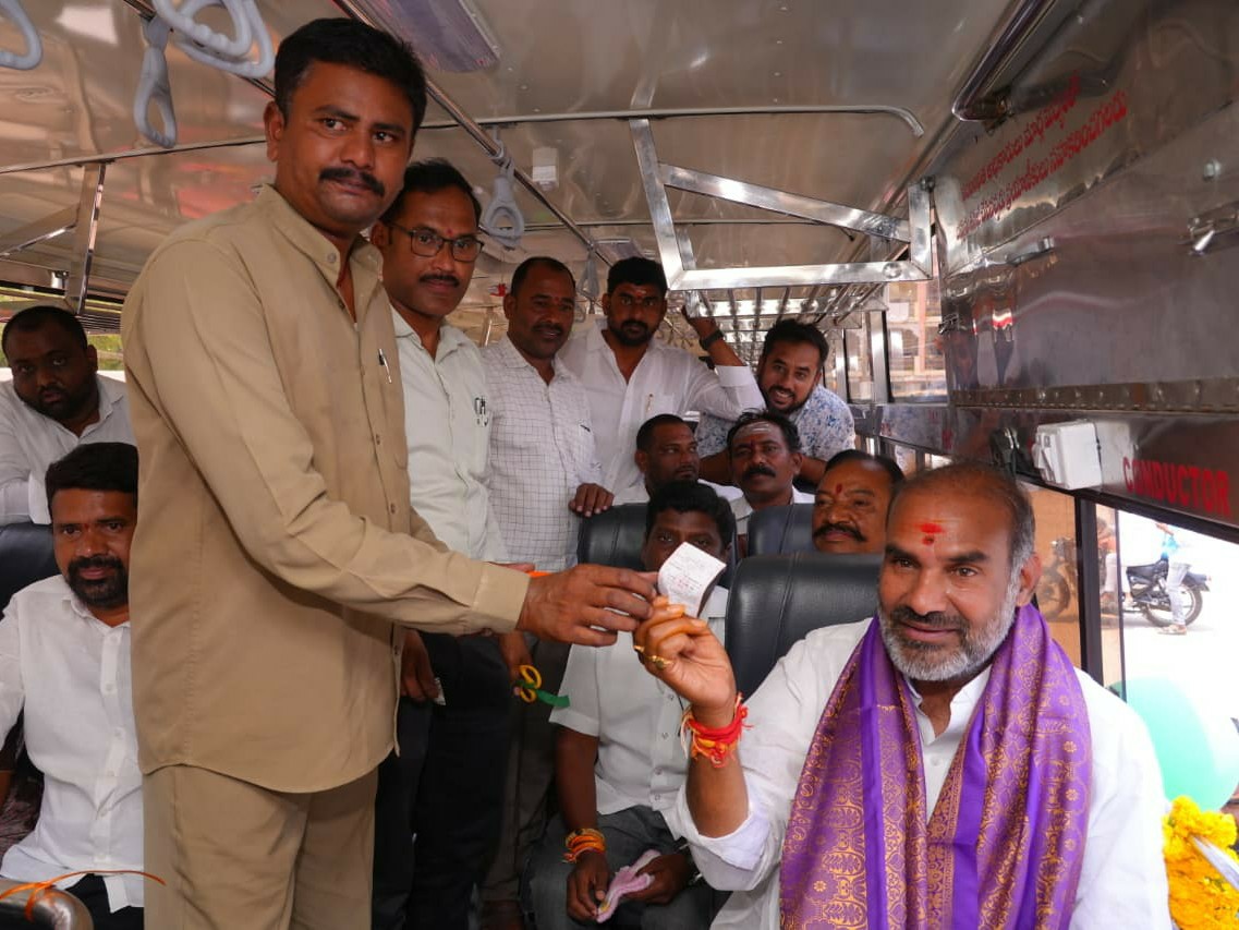 వేములవాడలో నూతన బస్ సర్వీస్లు ప్రారంభం