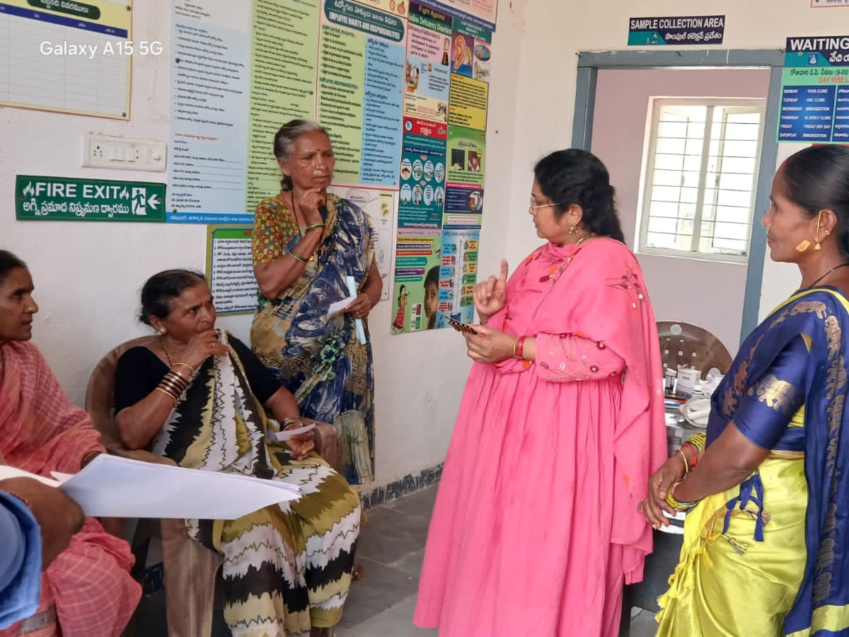 ఆరోగ్య కేంద్రాలను సందర్శించిన డీఎంహెచ్‌వో