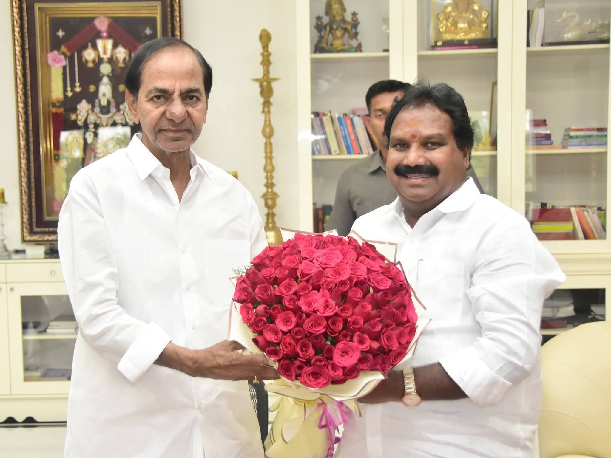 మాజీ సీఎం కలిసిన మాజీ ఎమ్మెల్యే