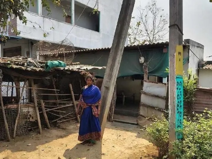 ఇంటి ముందు కరెంట్ స్తంభం.. పటించుకోని అధికారులు