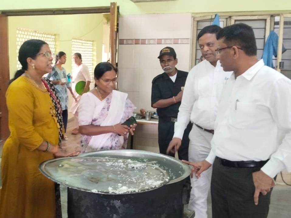 యూనివర్సిటీలో నాణ్యమైన భోజనాన్ని వడ్డించాలి