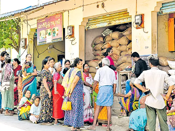 రేషన్ బియ్యం కోసం గంటల తరబడి వెయిటింగ్