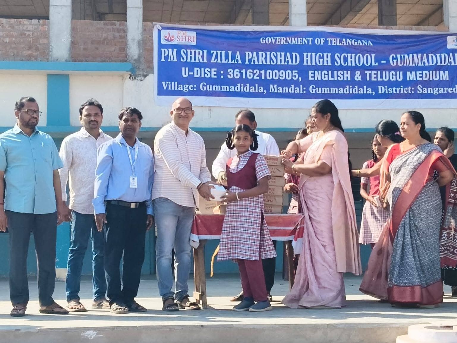 విద్యార్థులకు విద్యా వస్తువుల పంపిణీ