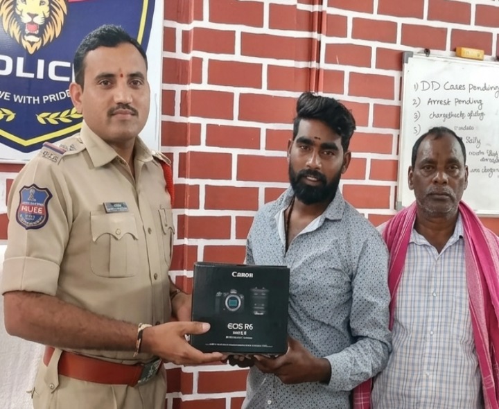 బాధితుడికి అండగా నిలిచిన స్నేహితులు