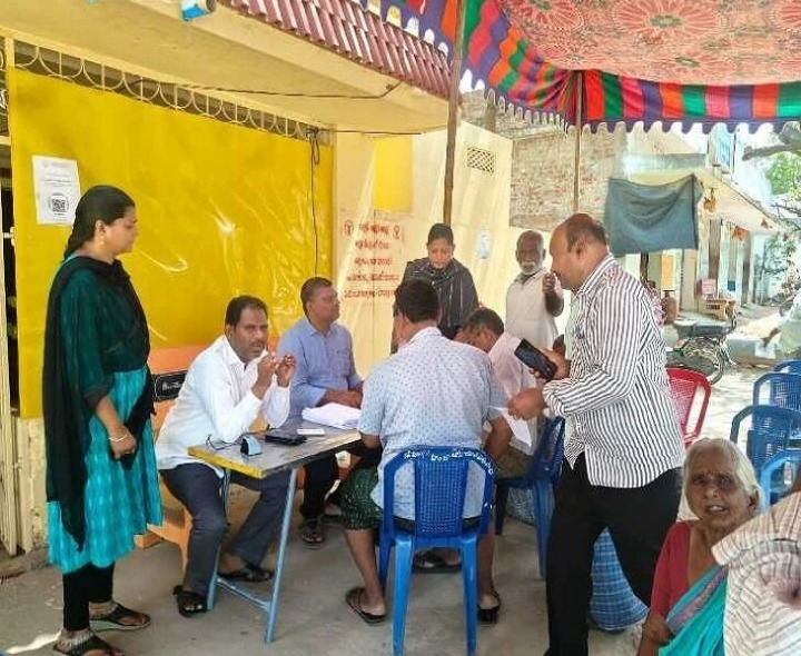 యనమదలలో రైతులకు పట్టాదారు పాసు పుస్తకాల పంపిణీ