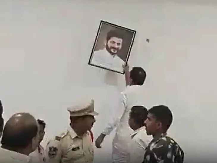 రేవంత్ రెడ్డి ఫోటో తొలగింపు