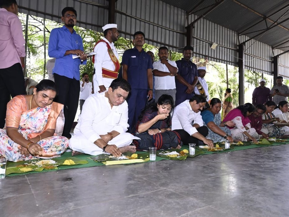సన్న బియ్యం లబ్ధిదారులతో భోజనం చేసిన ఎంపీ