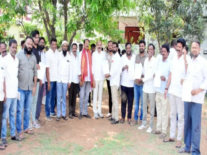 సీఎంఆర్ఎఫ్ చెక్కులు పంపిణీ చేసిన ఎమ్మెల్యే
