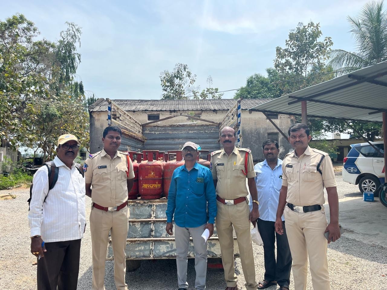 అక్రమంగా నిల్వ చేసిన గ్యాస్ సిలిండర్లు పట్టివేత