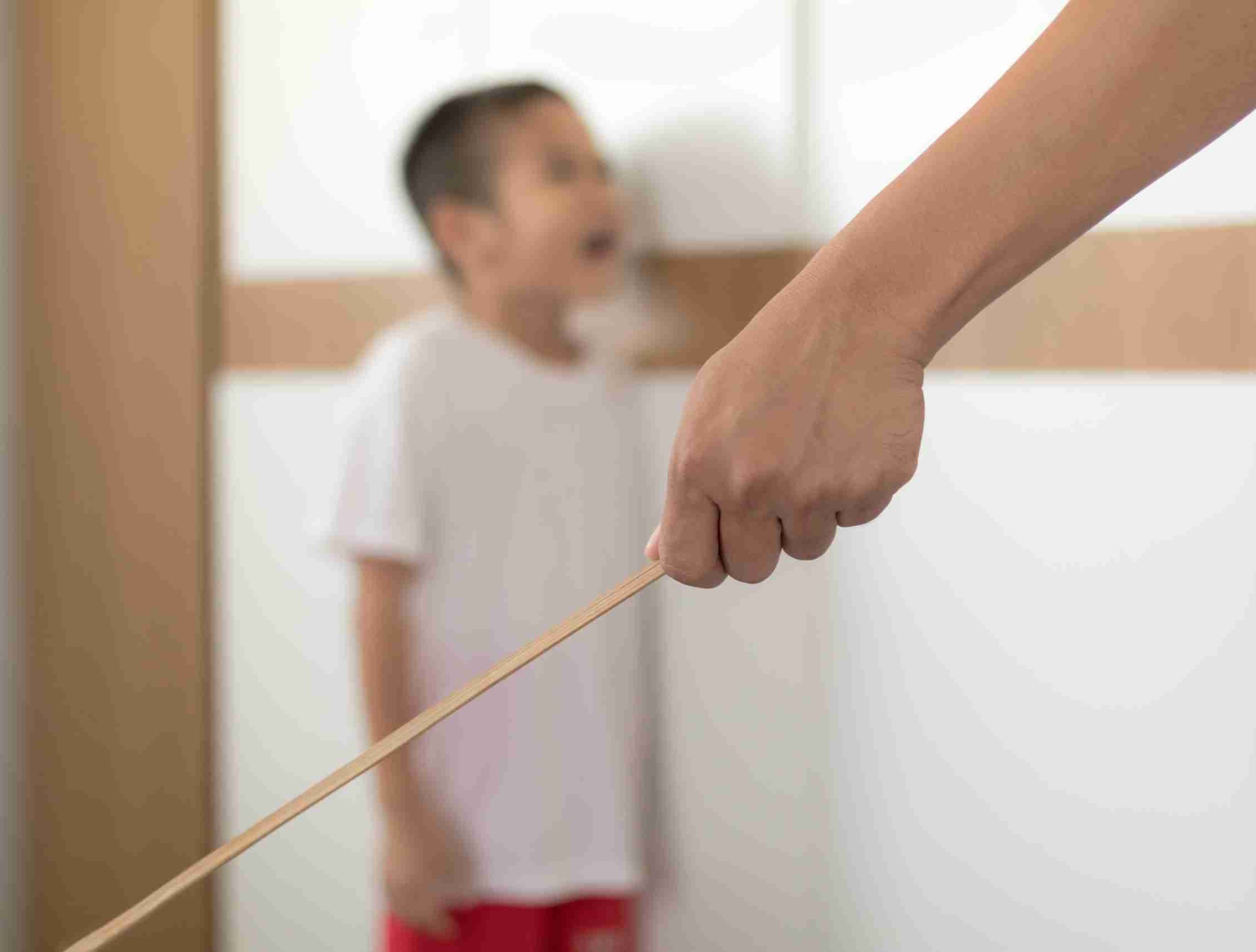 ఏడేళ్ల కొడుకును చిత్రహింసలు పెట్టిన తండ్రి