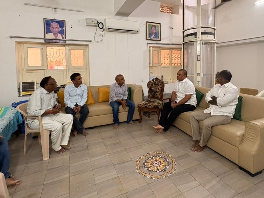 మృతుడి కుటుంబ సభ్యులను పరామర్శించిన మిథున్ రెడ్డి