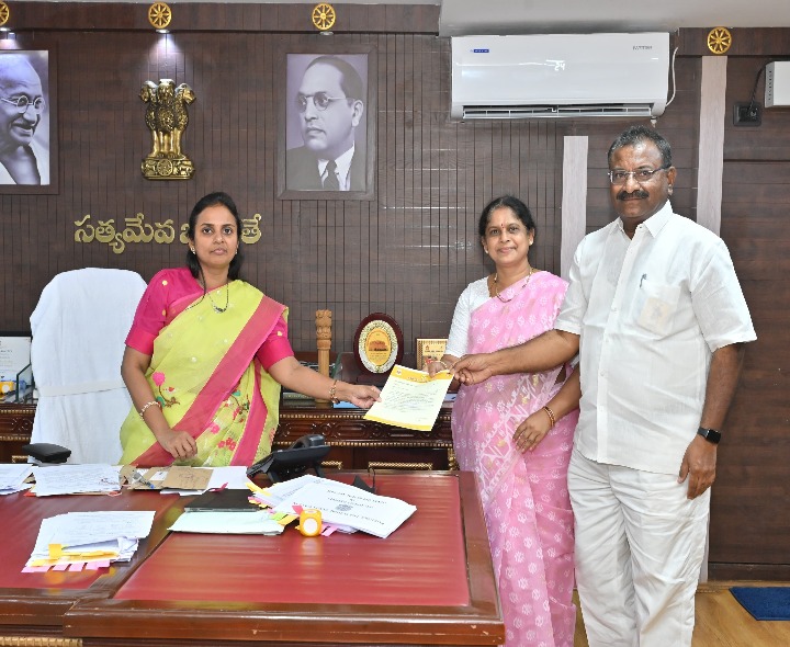 జిల్లా కలెక్టర్‌ను కలసిన నరవ దంపతులు