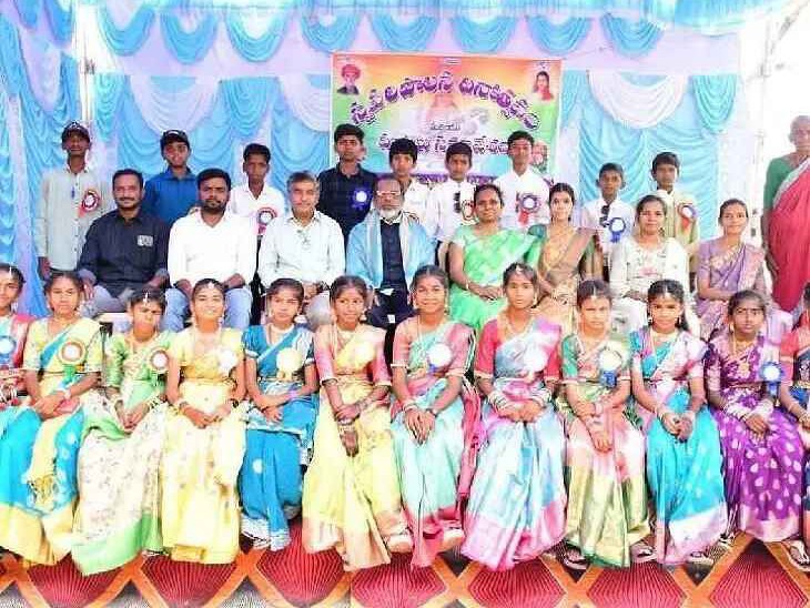 విద్యార్థులే ఉపాధ్యాయులుగా మారిన వేళ