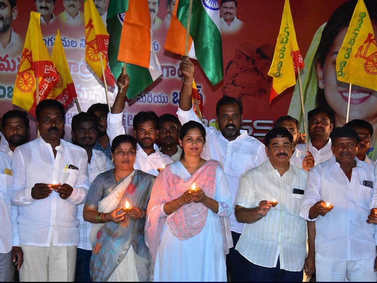 అమరావతికి ఎమ్మెల్యే శ్రావణి దీపహారతి