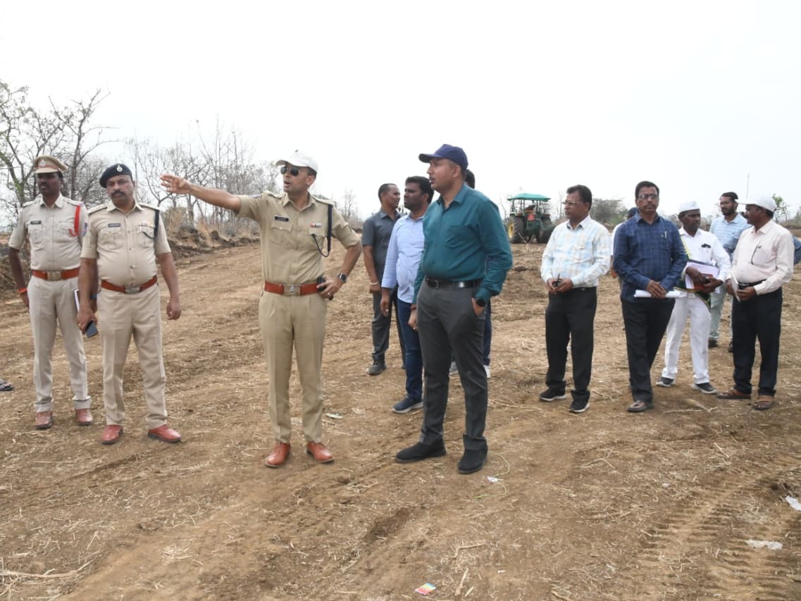 బహిరంగ సభ ఏర్పాట్లను పరిశీలించిన కలెక్టర్, ఎస్పీ