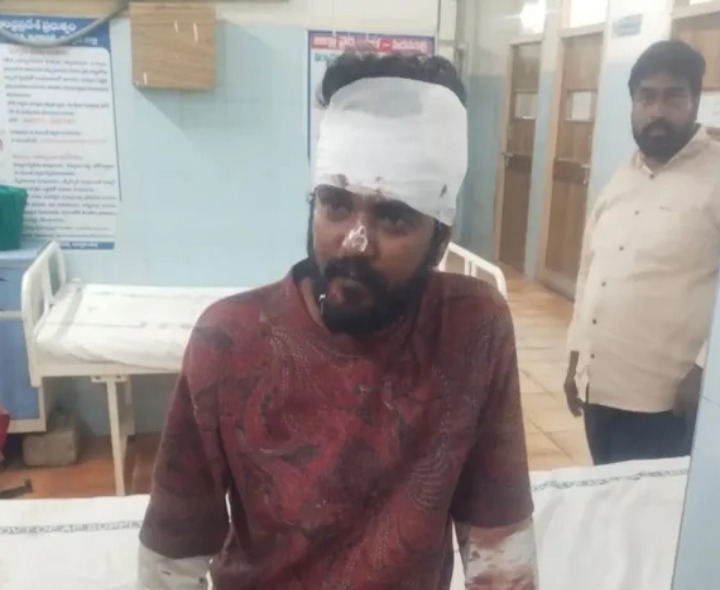 యువకుడిపై 15 మంది దుండగుల దాడి