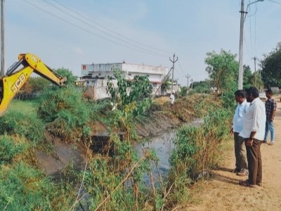 కెనాల్‌లో మట్టిని తొలగించిన కౌన్సిలర్