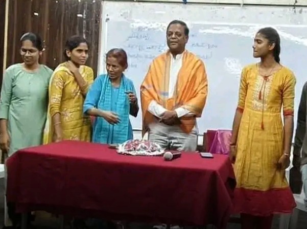 స్టడీ సర్కిల్‌ను తనిఖీ చేసిన రిజిస్ట్రార్