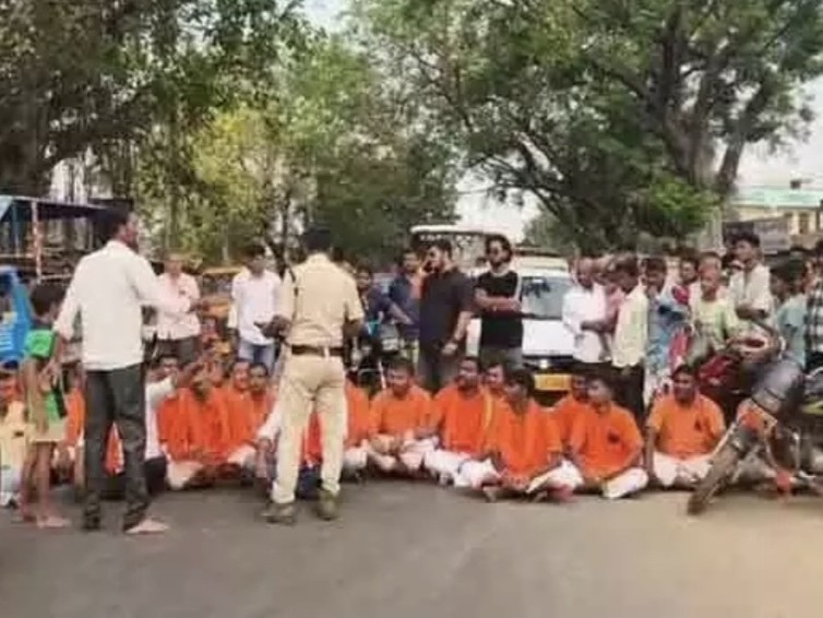 కాంగ్రెస్ నాయకుడిపై మండిపాటు.. మాలధారుల ఆందోళన