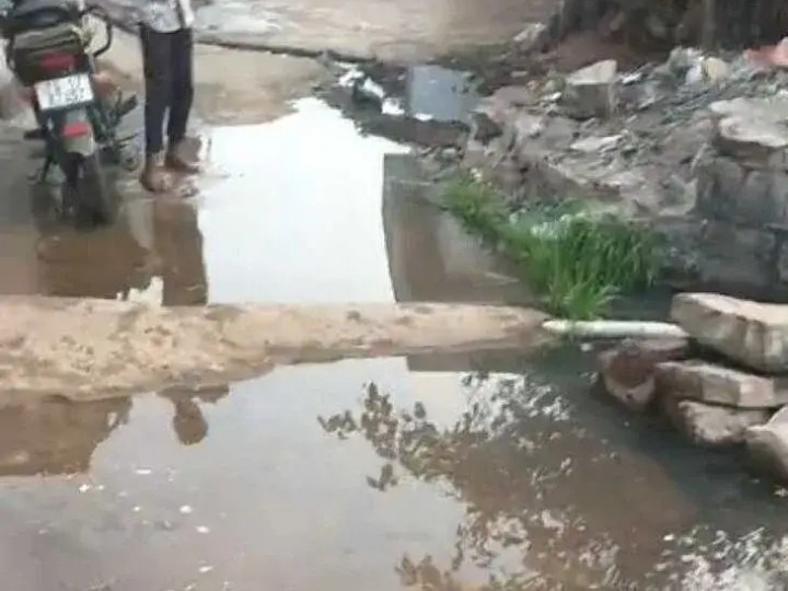 రోడ్డుపైకి మురికి నీరు.. ఇబ్బంది పడుతున్న బాటసారులు