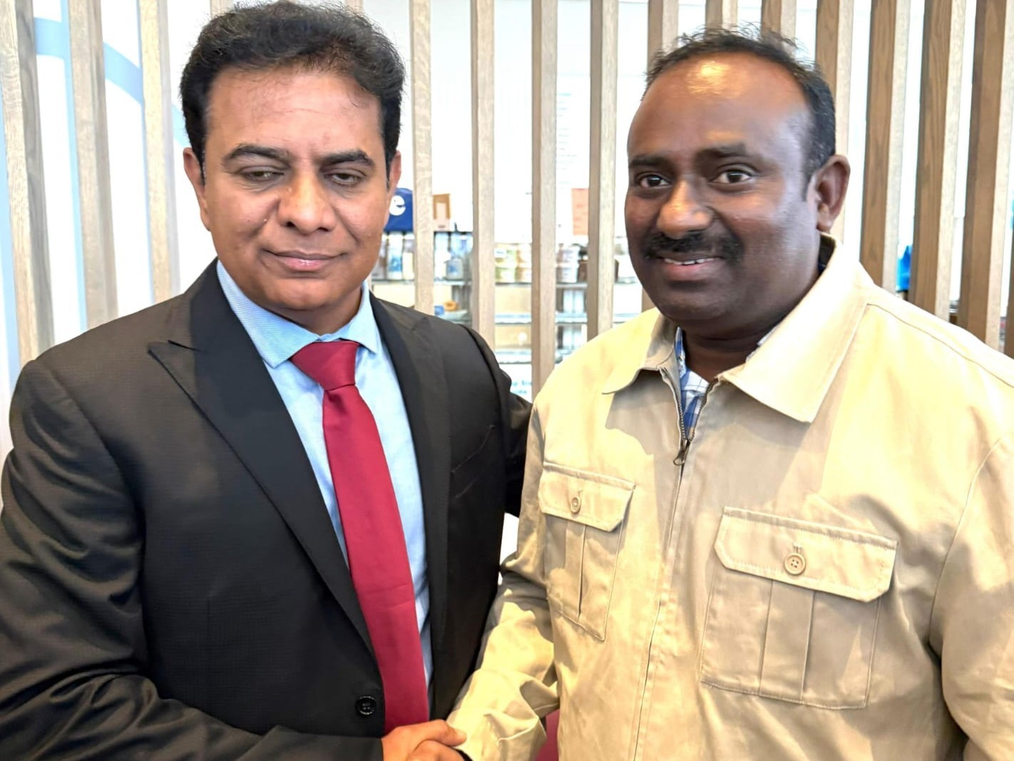 కేటీఆర్‌కు స్వాగతం పలికిన మానుకోట NRI