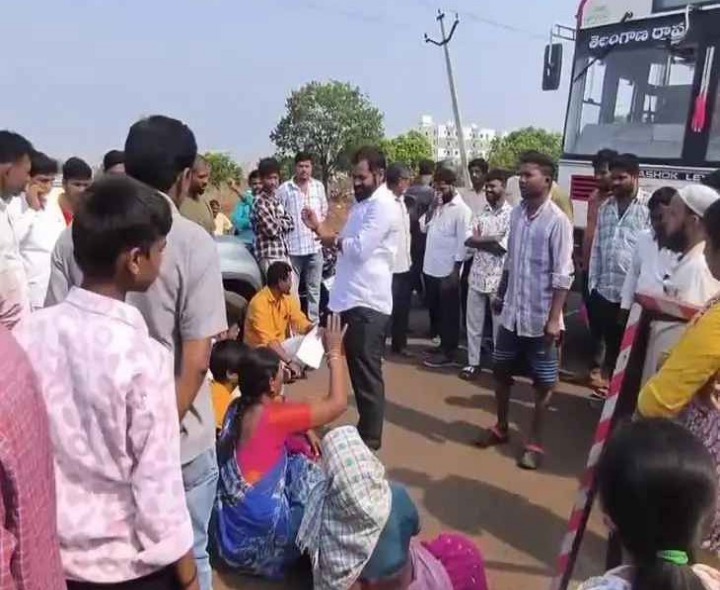 బస్సు ఆపరా?.. ప్రయాణికుల ధర్నా!