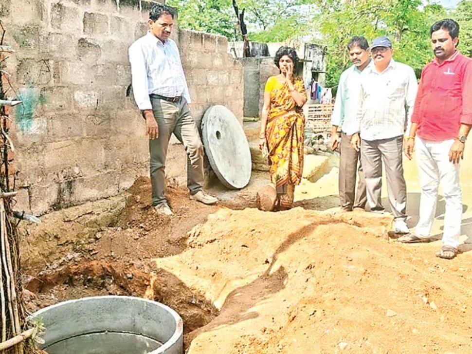 నత్తనడకన ఇంకుడు గుంతల పనులు