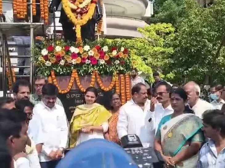 మాజీ ఉప ప్రధానికి నివాళులు