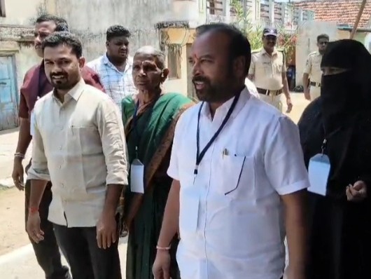 మున్సిపల్ కార్యాలయానికి చేరుకున్న ఎమ్మెల్యే