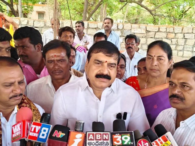 వడ్డే ఓబన్నను గౌరవించుకోవాలి: ఎంపీ అంబిక