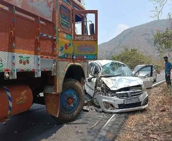 లారీ, కారు ఢీ.. తప్పిన ప్రాణాపాయం