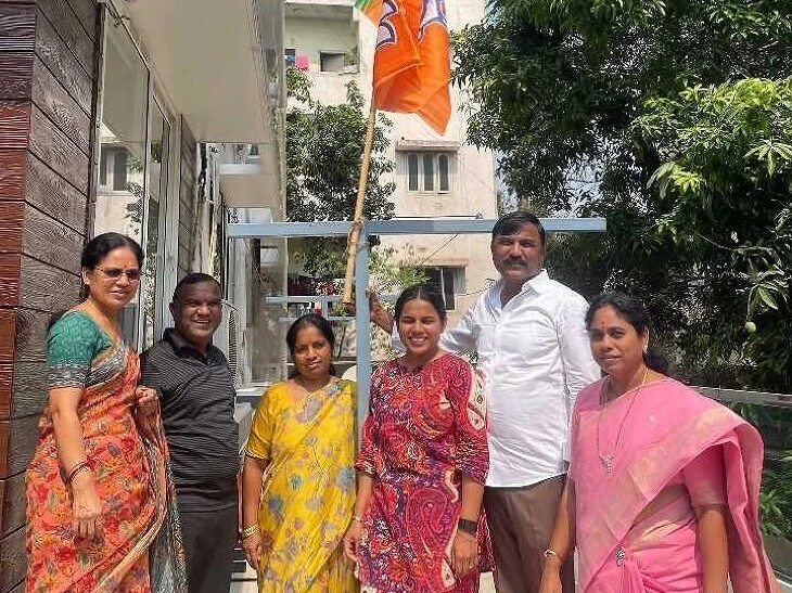 ఇంటి వద్ద బీజేపీ జెండా ఆవిష్కరించిన ఎమ్మెల్సీ