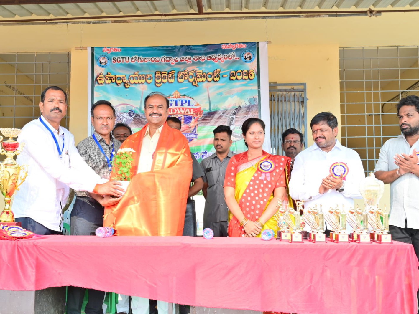 టీచర్ల క్రికెట్ పోటీని ప్రారంభించిన ఎమ్మెల్యే