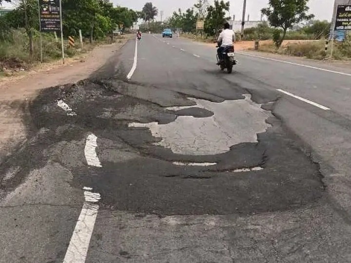 గుంతల మయంగా మారిన ప్రధాన రహదారి
