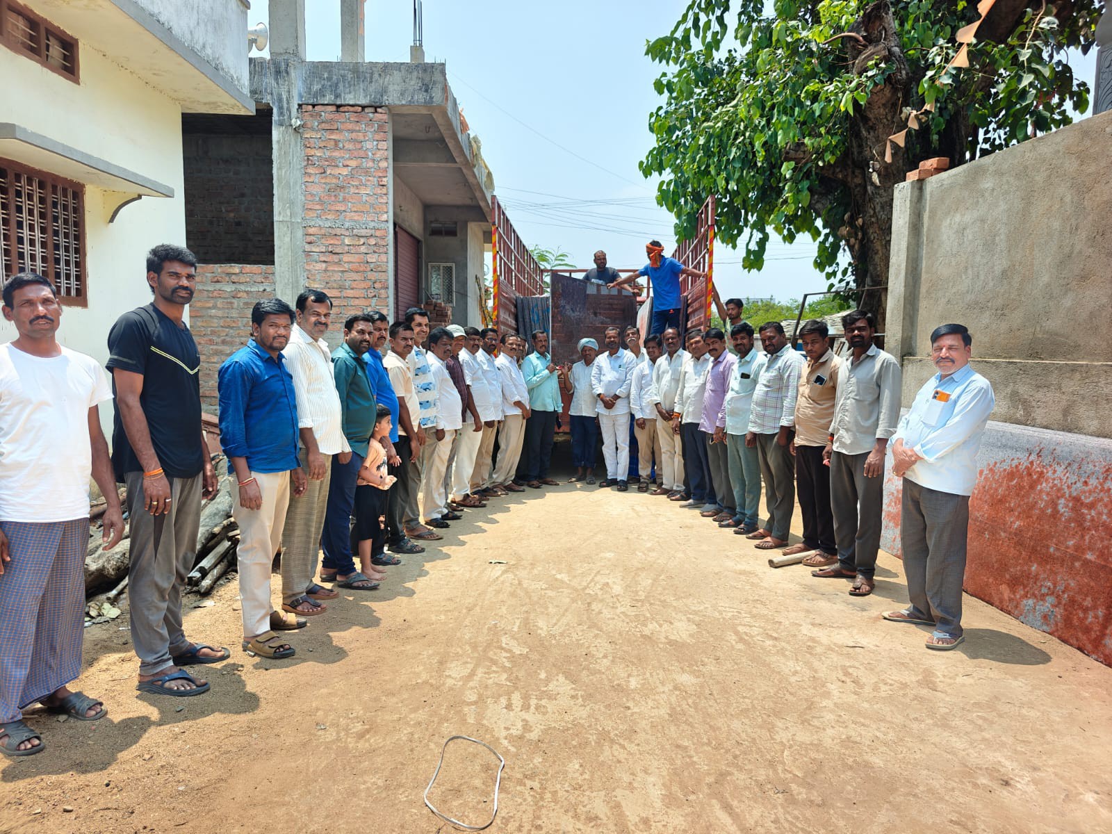 ప్రజల మాటే ప్రామాణ్యం.. రూ.4లక్షల గ్రానైట్ అందజేత