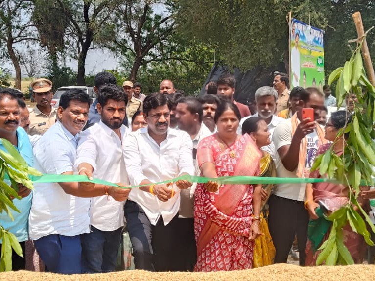 ధాన్యం కొనుగోలు కేంద్రాలను ప్రారంభించిన ఎమ్మెల్యే